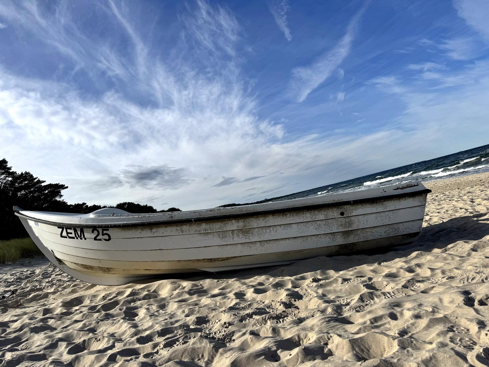 Fischerboot ZEM 25 am Strand von Zempin