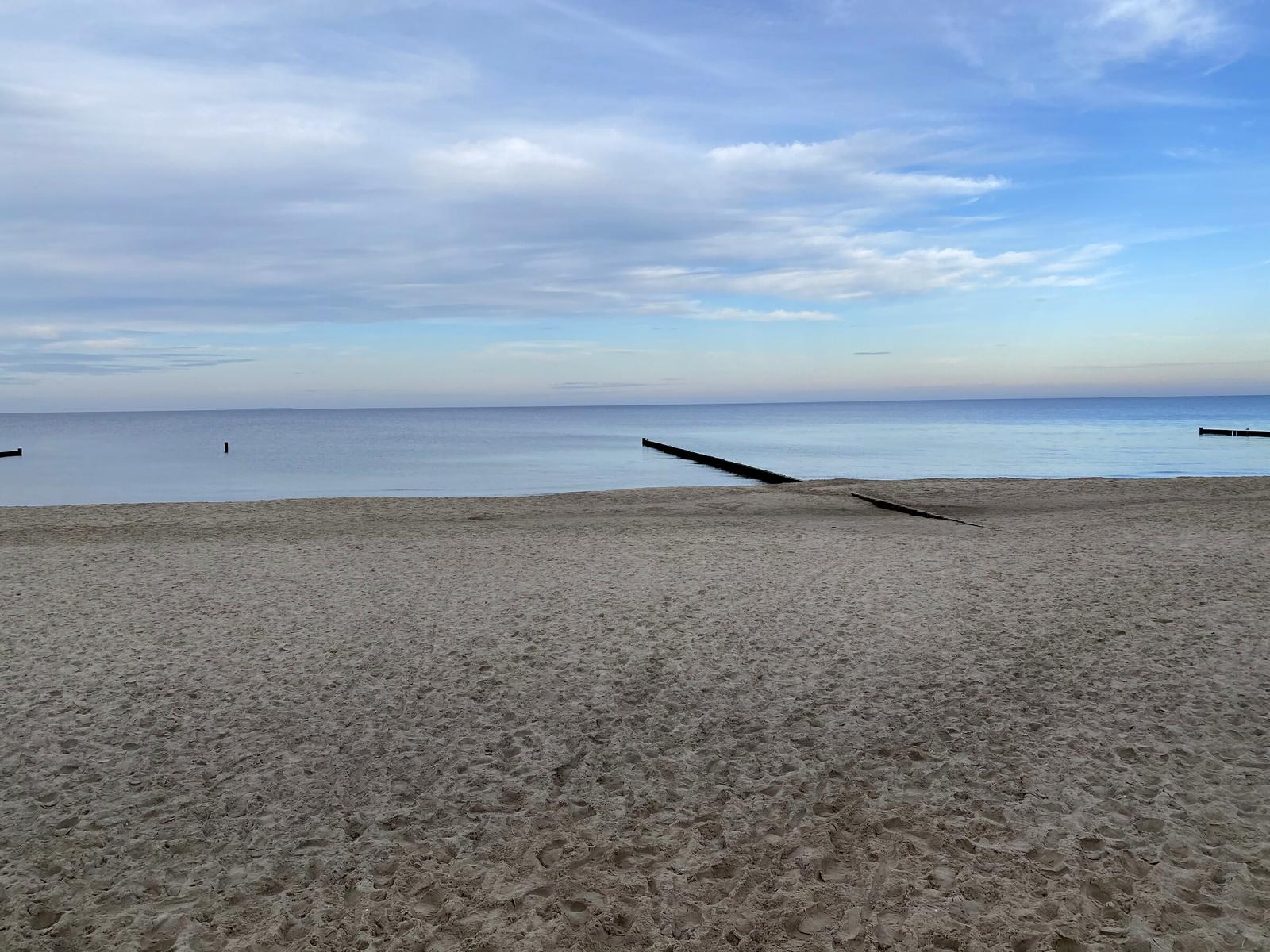 Breiter Sandstrand von Zempin mit Blick auf die Ostsee
