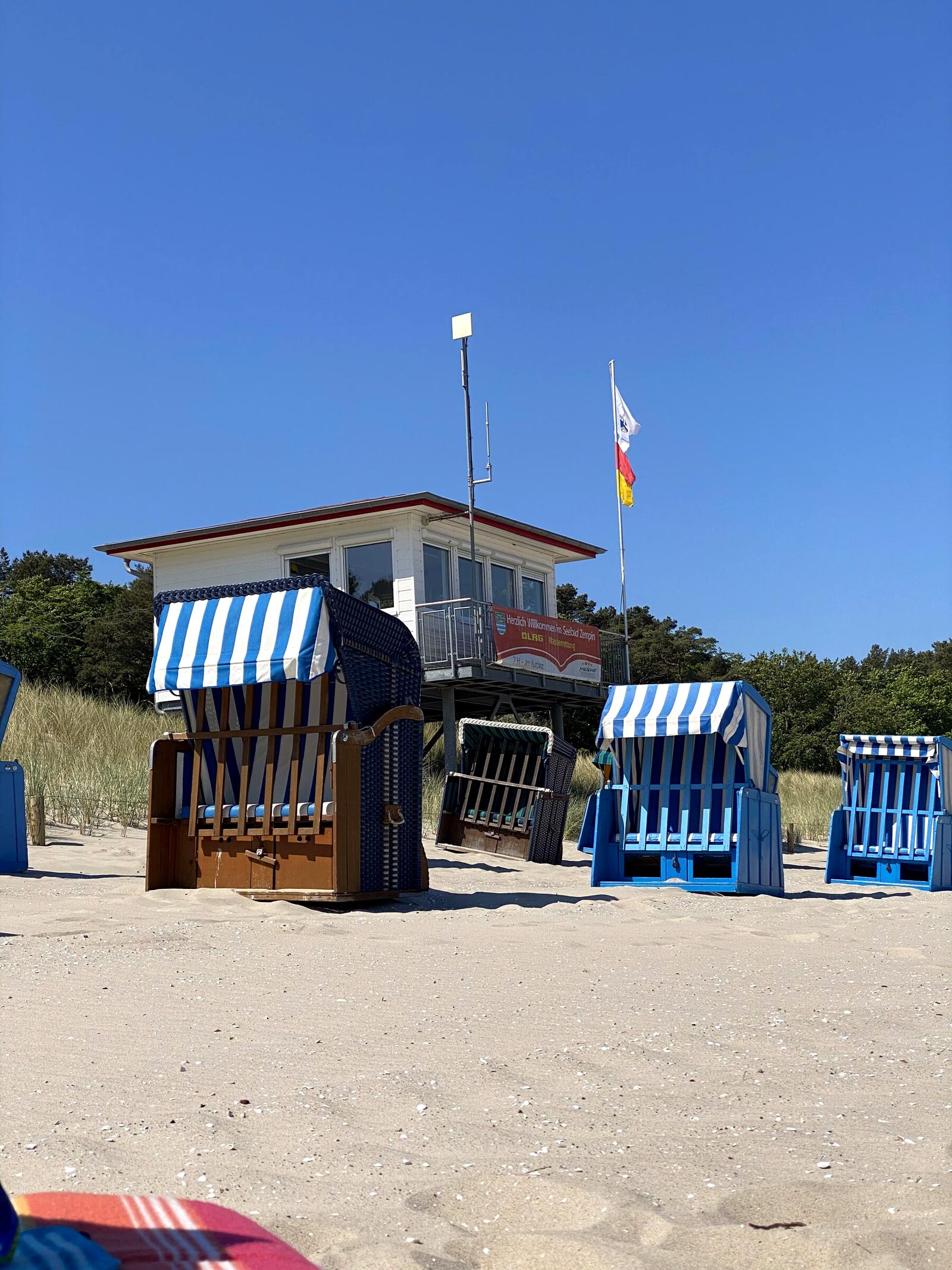 Strandkörbe und Rettungsturm am Strand von Zempin