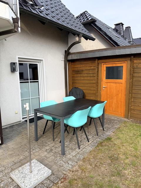 Südterrasse mit Gartenmöbeln, Sonnenschirmständer und Gartenhaus